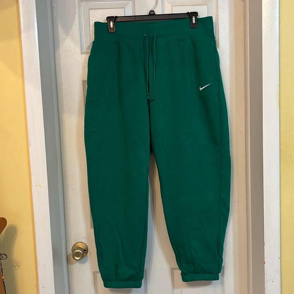 Women’s green Nike sweatpants size xl